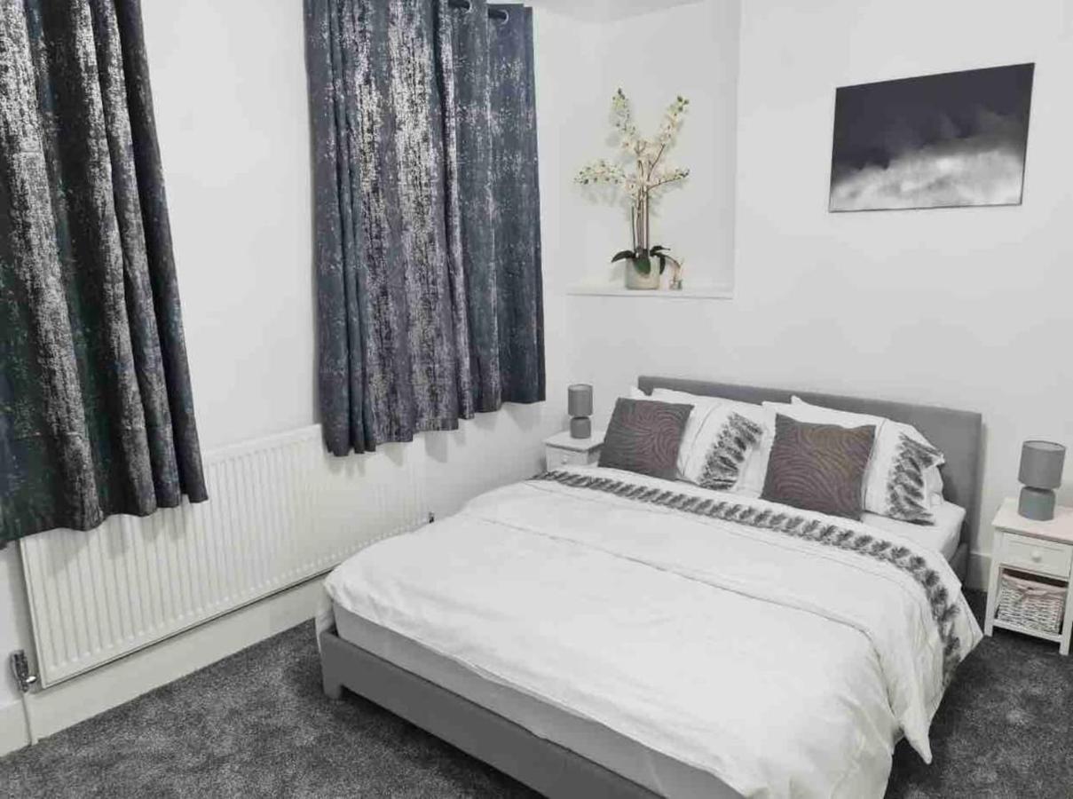 L A Place Croydon, London Villa Norwood Eksteriør bilde