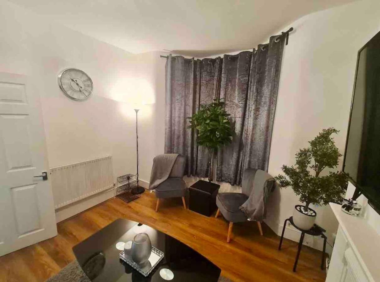 L A Place Croydon, London Villa Norwood Eksteriør bilde